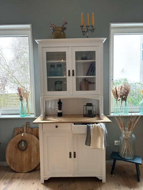 Dänisches Vintage Küchenbuffet in Kreidefarbe White Lily von Weingärtners Genusshandwerk, detailreiche Holzoberfläche und elegantes Design