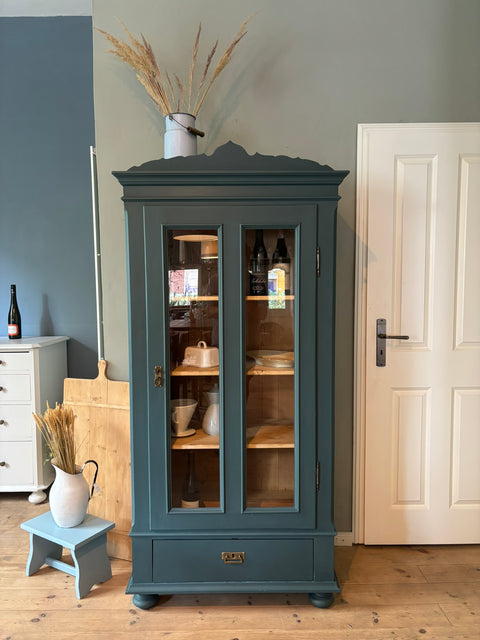 Dänische Vintage-Vitrine in Blau mit Kreidefarbe Baronesse, aus Holz, stilvoll und nostalgisch, von Weingärtners Genusshandwerk