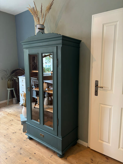 Dänische Vintage-Vitrine in Blau mit Kreidefarbe Baronesse, von Weingärtners Genusshandwerk, zeigt elegante Holzdetails.