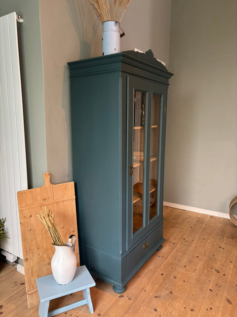 Vintage dänische Vitrine in Blau mit Kreidefarbe Baronesse, hergestellt von Weingärtners Genusshandwerk, zeigt elegante Holzdetails.