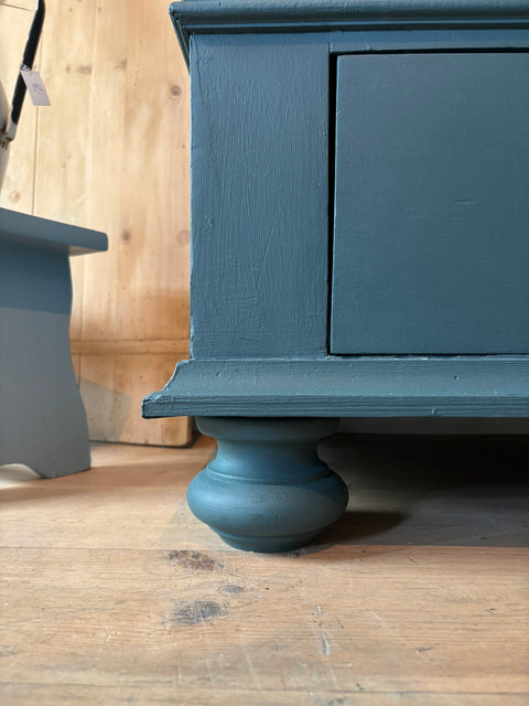 Dänische Vintage-Vitrine in Blau mit Kreidefarbe Baronesse, aus Holz, antikes Design, stilvolle Aufbewahrung von Weingärtners Genusshandwerk