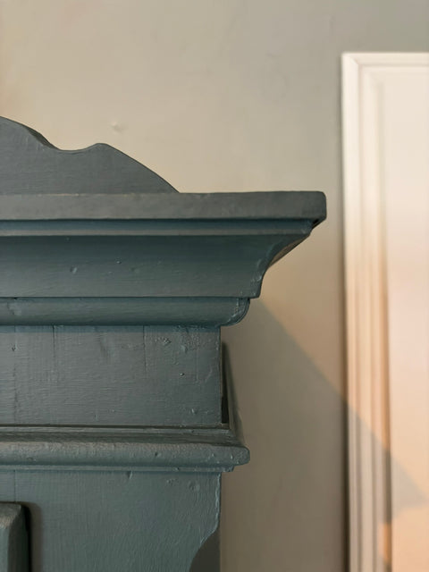 Dänische Vintage-Vitrine in blauer Kreidefarbe Baronesse von Weingärtners Genusshandwerk, zeigt detailreiche Holzverarbeitung