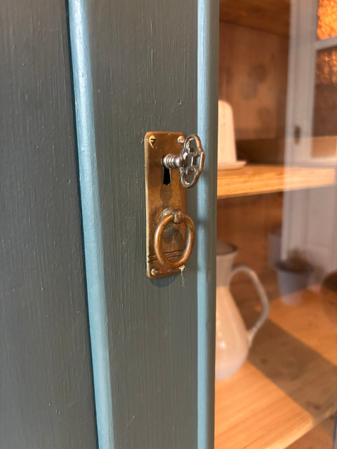 Dänische Vintage Vitrine in Blau mit Kreidefarbe Baronesse von Weingärtners Genusshandwerk, stilvoll und dekorativ.