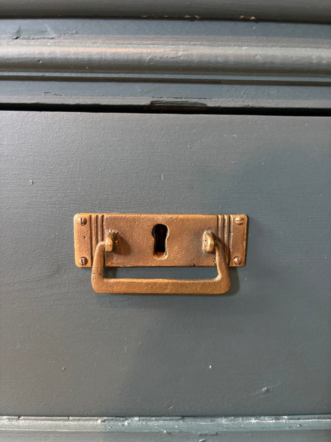 Dänische Vintage-Vitrine aus Kreidefarbe Baronesse in Blau, stilvolle Aufbewahrung, sichtbare Glasfront und elegante Holzdetails