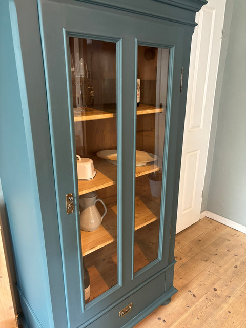 Dänische Vintage-Vitrine in Blau mit Kreidefarbe Baronesse von Weingärtners Genusshandwerk, detailreiche Holzstruktur sichtbar