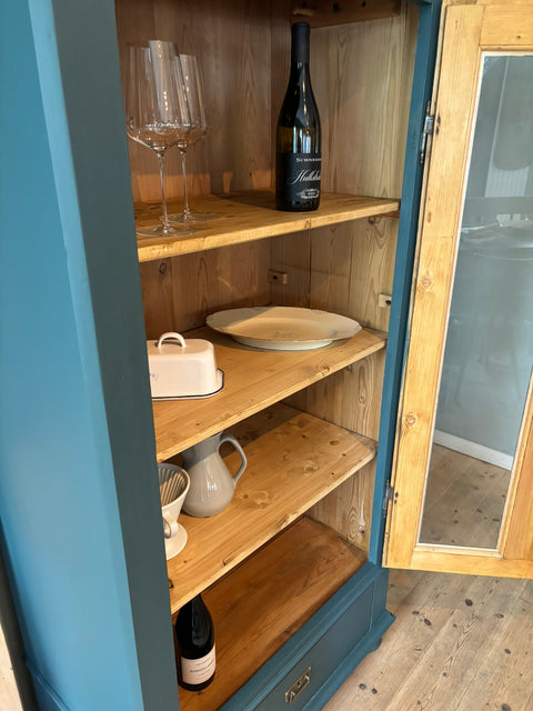 Dänische Vintage-Vitrine aus Kreidefarbe Baronesse in Blau, mit klaren Glasfronten und eleganter Holzstruktur.