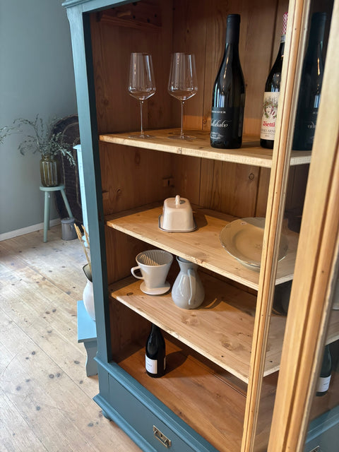 Dänische Vintage-Vitrine aus Kreidefarbe Baronesse, blau, mit eleganten Glastüren und Holzdetails, von Weingärtners Genusshandwerk