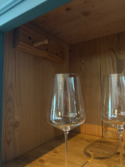 Dänische Vintage-Vitrine in Blau mit Kreidefarbe Baronesse, stilvoller Holzschrank für Wohnzimmerdekoration.