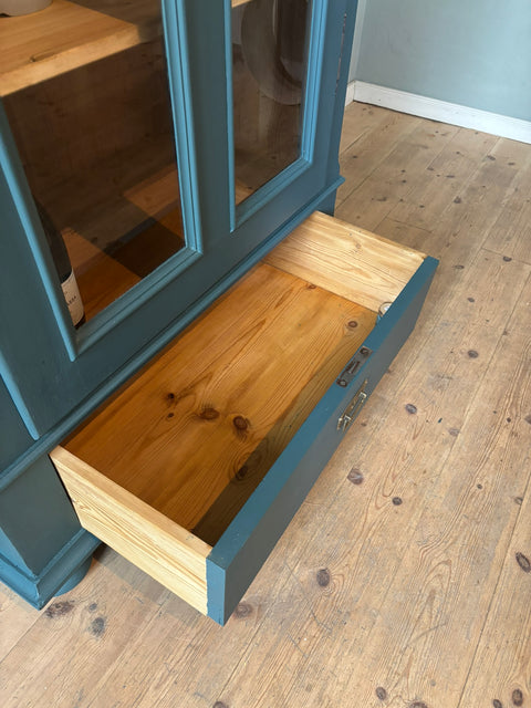 Dänische Vintage Vitrine in Blau mit Kreidefarbe Baronesse, stilvolle Aufbewahrung, antikes Design, von Weingärtners Genusshandwerk