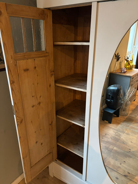 Dreitüriger dänischer Vintage Kleiderschrank mit Spiegel, Sandy Grey, aus Holz, stilvoller graubrauner Schrank mit Spiegelfront.