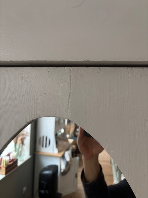 Dreitüriger dänischer Vintage Kleiderschrank mit Spiegel in Sandy Grey, graubeige, aus Holz, stilvoller Aufbewahrungsschrank