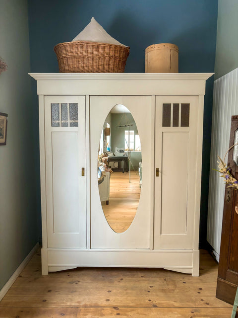 Dreitüriger dänischer Vintage Kleiderschrank von Weingärtners Genusshandwerk mit Spiegel, Sandy Grey, grau-beige, Holzoptik