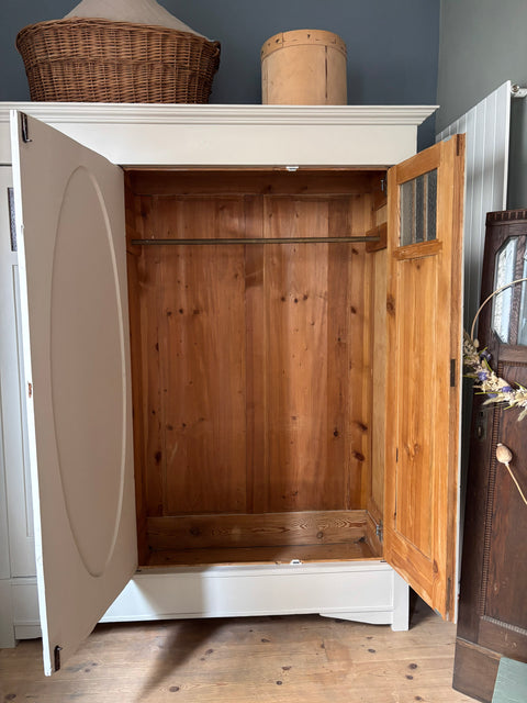 Dreitüriger dänischer Vintage Kleiderschrank mit Spiegel in Sandy Grey, grau-beige, aus Holz, stilvoll und geräumig