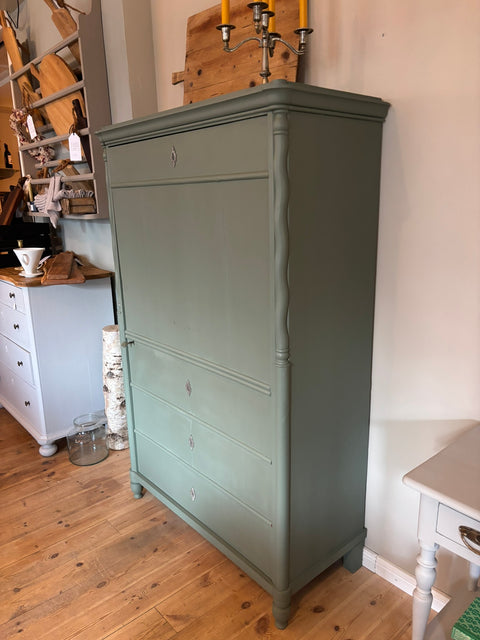 Antiker, grüner Eintüriger Kleiderschrank im Vintage-Stil mit Kreidefarbe von Weingärtners Genusshandwerk.