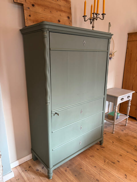 Antiker, grüner Kleiderschrank in Kreidefarbe mit Vintage-Design, von Weingärtners Genusshandwerk, detaillierte Holzstruktur sichtbar