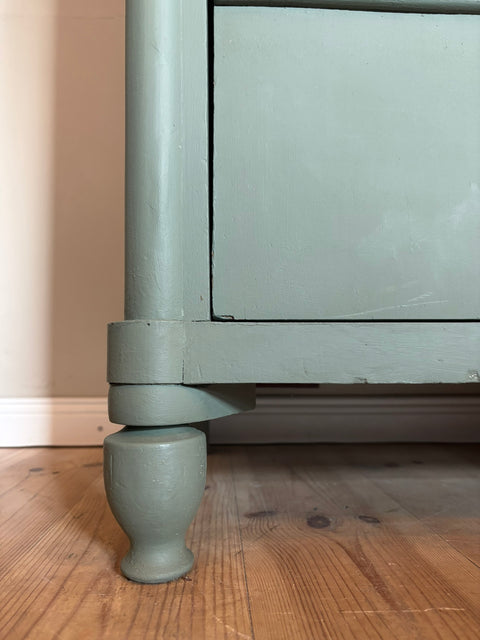 Antiker grüner Kleiderschrank im Vintage-Stil mit Kreidefarbe, von Weingärtners Genusshandwerk, detailreiche Holzstruktur sichtbar