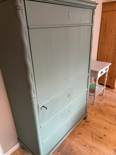 Antiker ein Türiger Vintage Kleiderschrank in Kreidefarbe Olive von Weingärtners Genusshandwerk, detailreiche grüne Holzoberfläche