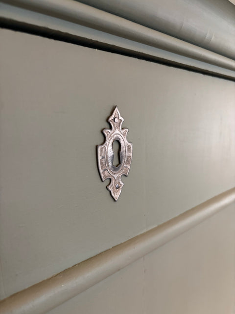 Antiker, grüner Kleiderschrank im Vintage-Stil von Weingärtners Genusshandwerk, mit cremefarbener Kreidefarbe, offene Tür und Holzdetails