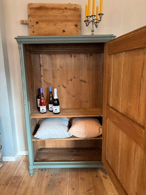 Antiker, grüner Eintüriger Kleiderschrank aus Kreidefarbe, Vintage-Design, von Weingärtners Genusshandwerk, mit stilvoller Oberfläche