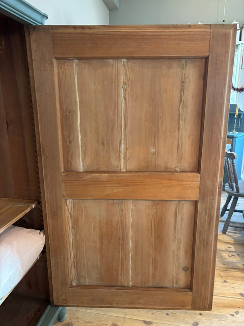 Antiker ein Türiger Vintage Kleiderschrank in Kreidefarbe Olive von Weingärtners Genusshandwerk, zeigt detaillierte Holzstruktur und Griffe.