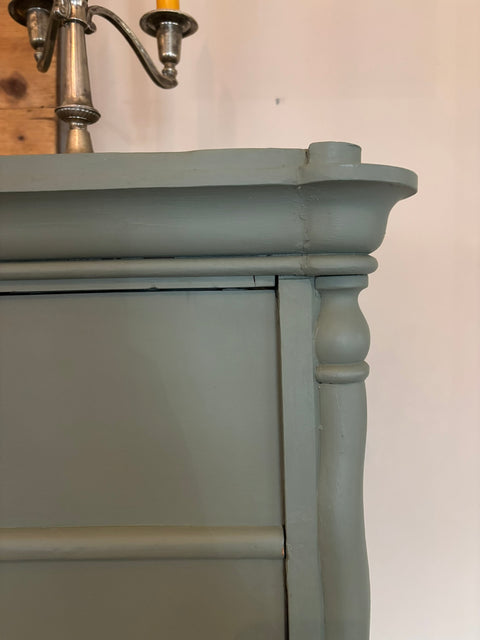 Antiker, grüner Kleiderschrank im Vintage-Stil mit Kreidefarbe, von Weingärtners Genusshandwerk, detailreiche Holzstruktur sichtbar