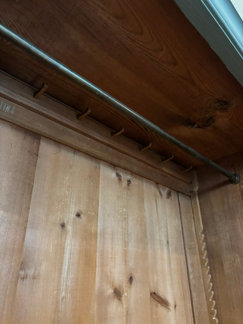 Antiker ein Tür Kleiderschrank in Vintage-Stil mit Kreidefarbe Olive, grün, von Weingärtners Genusshandwerk.
