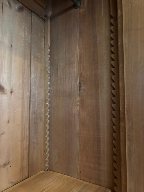 Antiker, grüner Vintage Kleiderschrank von Weingärtners Genusshandwerk in Kreidefarbe Olive, mit einem Türdesign und robustem Holz.