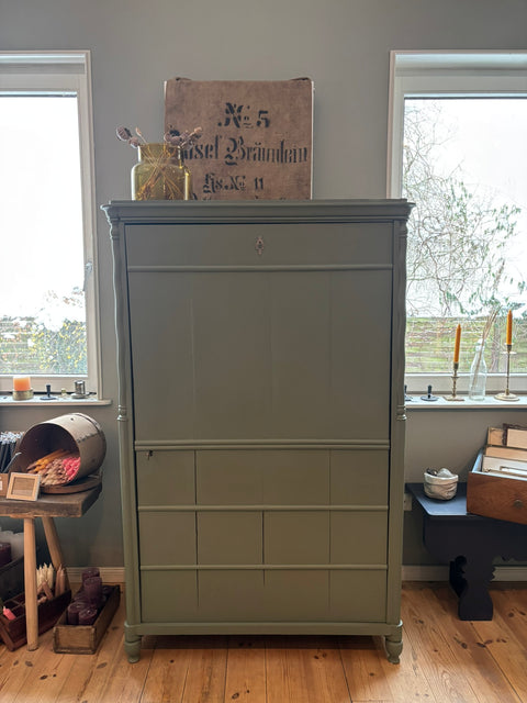 Antiker, grüner Eintüriger Vintage Kleiderschrank mit Kreidefarbe von Weingärtners Genusshandwerk, detailreiche Holzoptik.