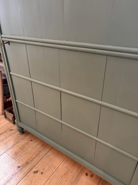Antiker ein Türiger Vintage Kleiderschrank in Kreidefarbe Olive von Weingärtners Genusshandwerk, detailreiche Holzstruktur sichtbar