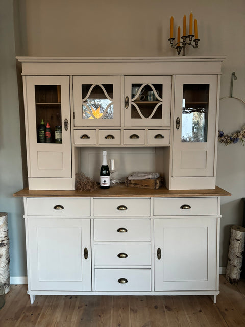 Großes antikes Vintage Küchenbuffet in Kreidefarbe Soft Linen Beige mit eleganten Holzdetails, von Weingärtners Genusshandwerk