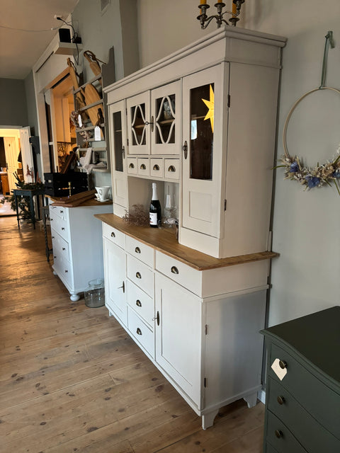 Großes antikes Vintage Küchenbuffet in Kreidefarbe Soft Linen Beige, Weingärtners Genusshandwerk, mit dekorativen Schubladen und Türen