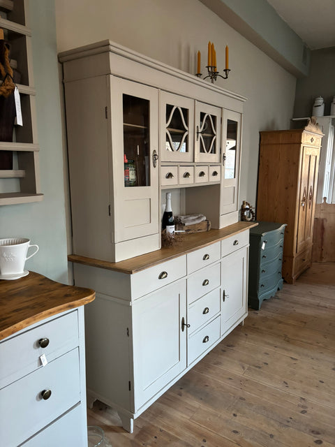 Großes antikes Vintage Küchenbuffet in Kreidefarbe Soft Linen, beige, mit eleganten Holzdetails, von Weingärtners Genusshandwerk