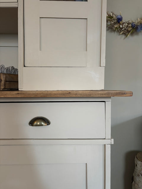 Großes antikes Vintage Küchenbuffet in Kreidefarbe Soft Linen Beige von Weingärtners Genusshandwerk, detailreiche Holzstruktur