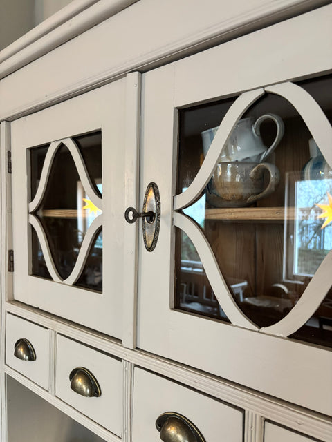Großes antikes Vintage Küchenbuffet in Kreidefarbe Soft Linen Beige von Weingärtners Genusshandwerk, detailreiche Holzoberfläche