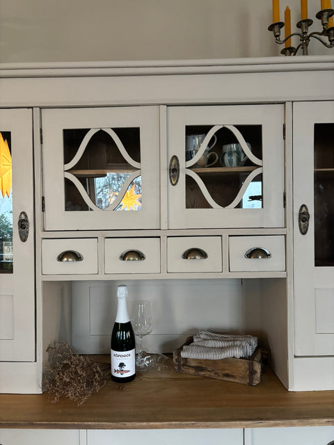 Großes antikes Vintage Küchenbuffet in Kreidefarbe Soft Linen, beige, mit Holzgriffen und stilvollem Design von Weingärtners Genusshandwerk