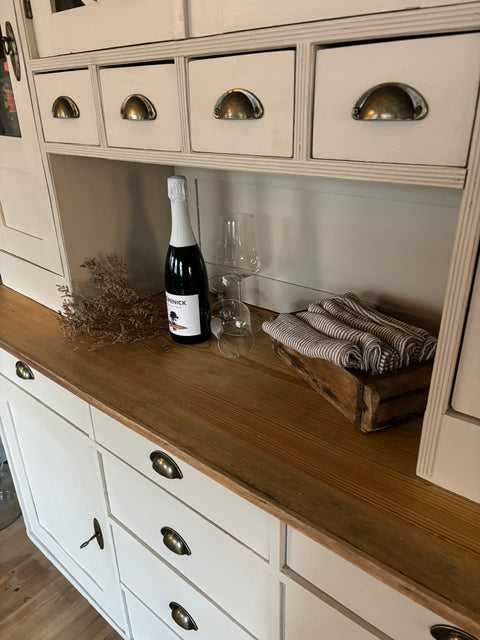 Großes antikes Vintage Küchenbuffet in Kreidefarbe Soft Linen, beige, mit Holzgriffen und stilvollen Schubladen.