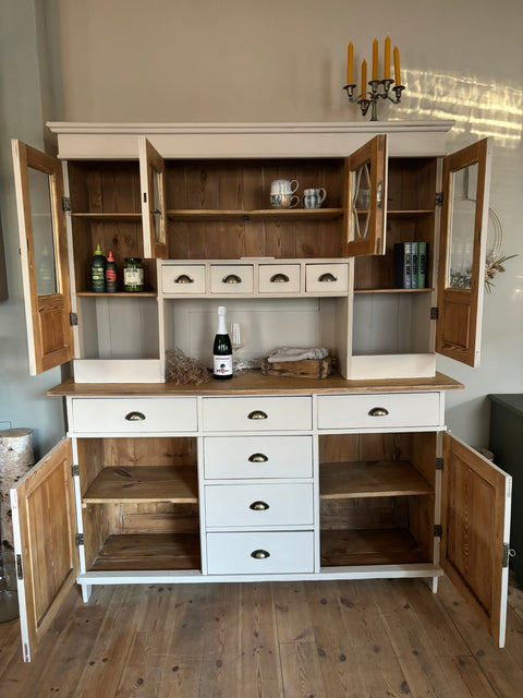 Großes antikes Vintage Küchenbuffet aus Kreidefarbe Soft Linen in Beige mit Holzgriffen und stilvollen Details.