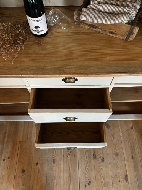 Großes antikes Vintage-Küchenbuffet in Soft Linen Kreidefarbe, beige, mit Holzgriffen und detailliertem Design.