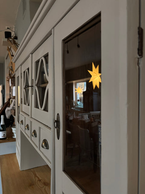 Großes antikes Vintage Küchenbuffet in Kreidefarbe Soft Linen, beige, mit eleganten Holzdetails und antikem Design.