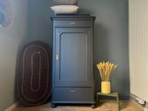 Hochschrank in Graphit mit modernem Design, von Weingärtners Genusshandwerk, zeigt die elegante Oberfläche und Stauraum.