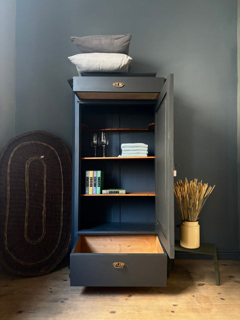 Hochschrank aus Graphit von Weingärtners Genusshandwerk, modernes Möbelstück mit klaren Linien und viel Stauraum.