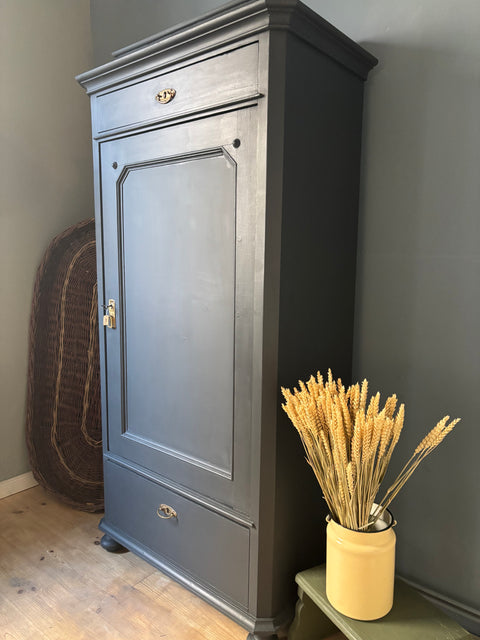 Hoher Hochschrank von Weingärtners Genusshandwerk in Graphit, mit mehreren Türen und Stauraum, modernes Design.