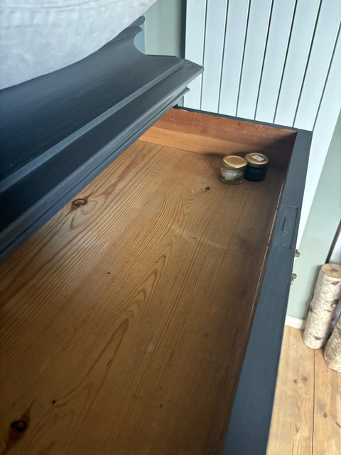 Hochschrank im Graphit-Finish von Weingärtners Genusshandwerk, moderner Stauraum mit klaren Linien und stabilem Design.