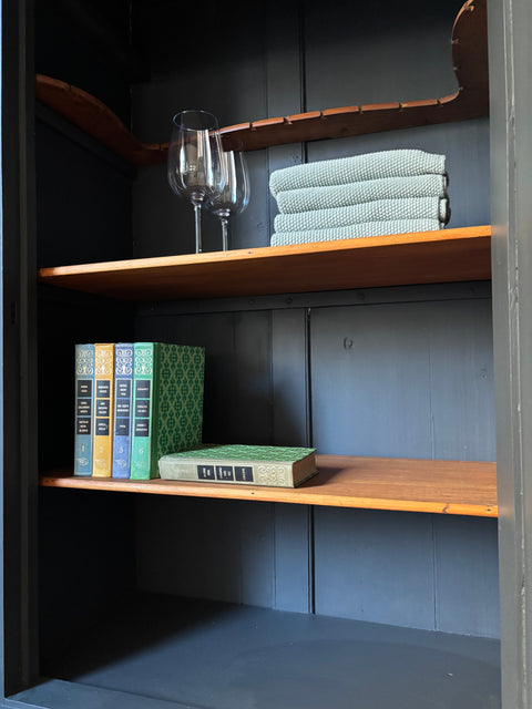 Hochschrank in Graphit mit Holzgriffen von Weingärtners Genusshandwerk, stabiler Stauraum aus Holz und Metall, modernes Design