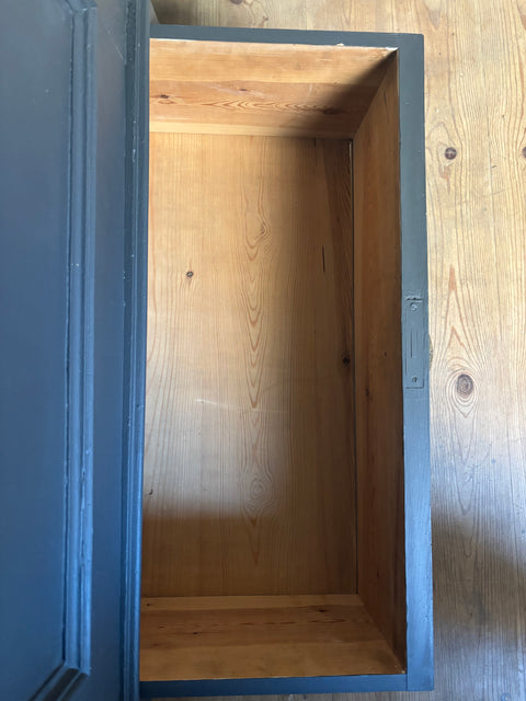 Hochschrank in Graphit von Weingärtners Genusshandwerk, stilvoller Stauraum mit klaren Linien und moderner Optik