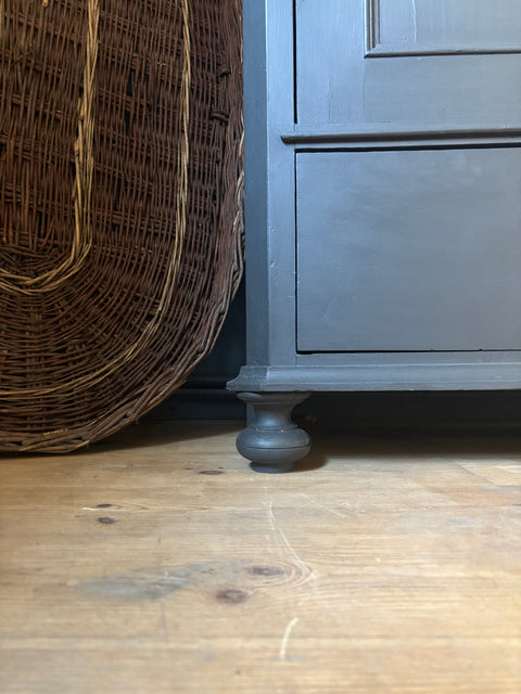 Hochschrank in Graphit von Weingärtners Genusshandwerk, stabiler Holzschrank mit Schubladen und Türen, modernem Design.