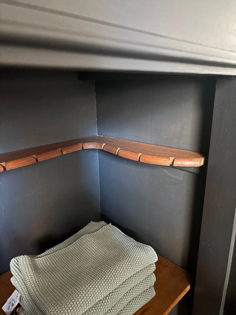 Hochschrank in Graphit von Weingärtners Genusshandwerk, moderner Stauraum mit klaren Linien und stilvollem Design