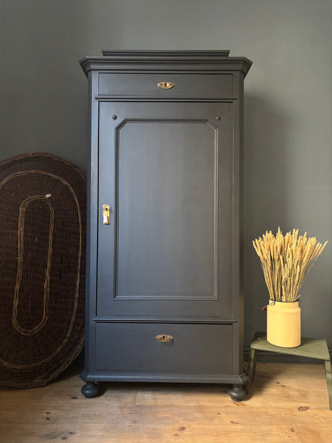 Hochschrank von Weingärtners Genusshandwerk in Graphit-Farbe, modernes Möbelstück mit mehreren Fächern und Türgriffen.