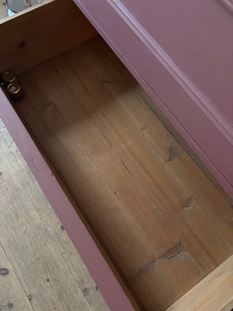 Kleiderschrank in Rostbraun von Weingärtners Genusshandwerk, aus Holz mit Türen und Stauraum, modernes Design
