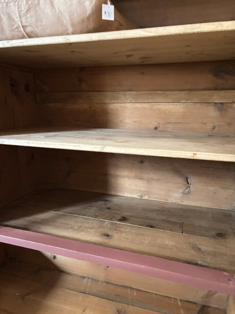 Maroon-farbener Kleiderschrank von Weingärtners Genusshandwerk mit eleganten Holzdetails und robustem Design